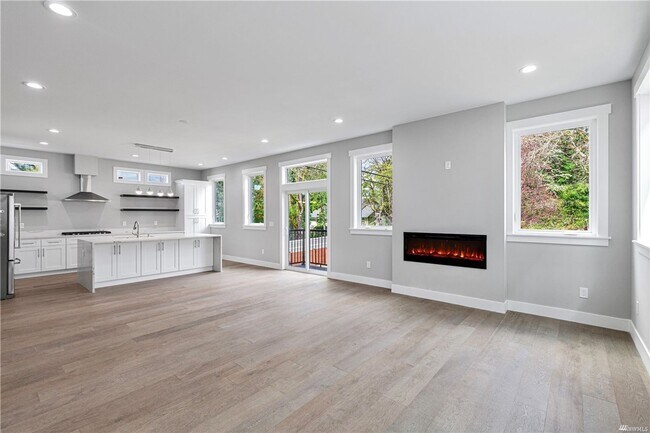 Newly Built 6 Bed 5.5 Bath Home In Kirkland photo 5