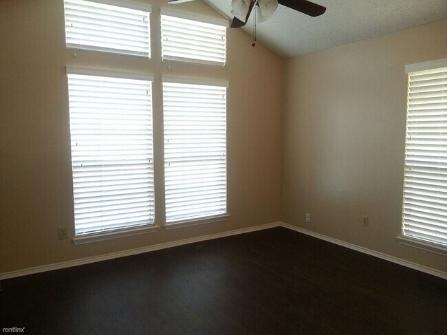111 Peachtree Court, Kennedale, TX 76060 photo 2
