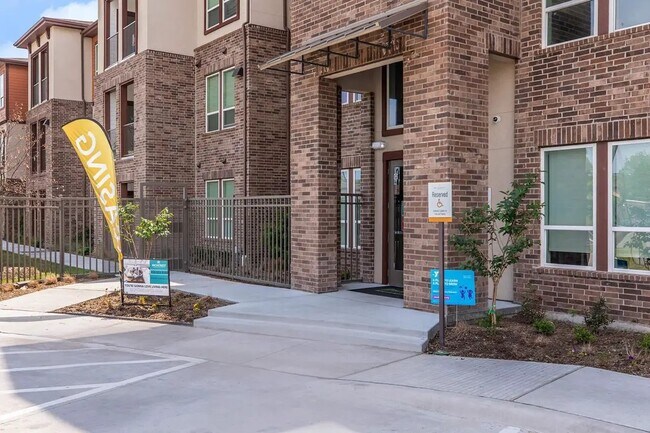540 Richcrest Dr Houston, TX 77060 photo 2