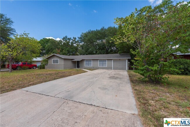 125 Palmo Dr Luling, TX 78648 photo 2
