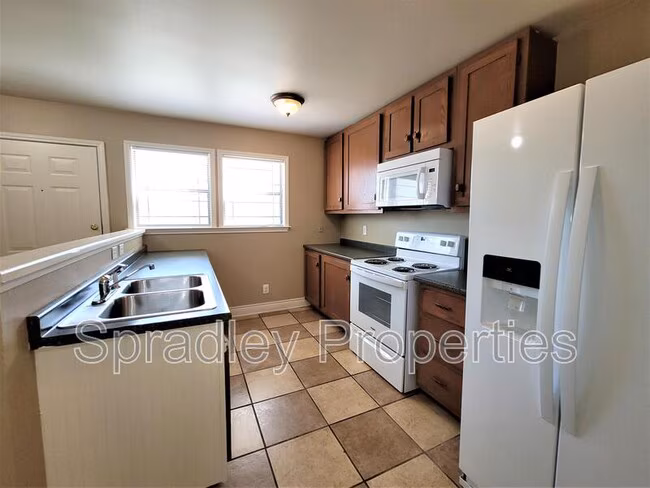 1029 N Wall St Belton, TX 76513 photo 4