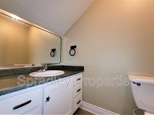 1029 N Wall St Belton, TX 76513 photo 5