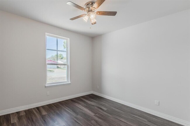 2415 San Gabriel Dr photo 3