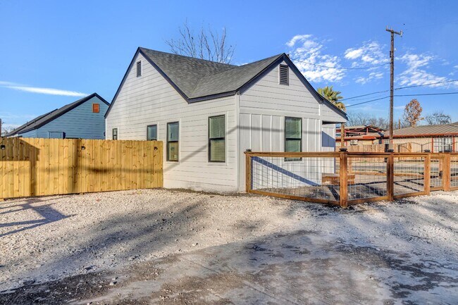 1803 Texas Ave San Antonio, TX 78228 photo 2