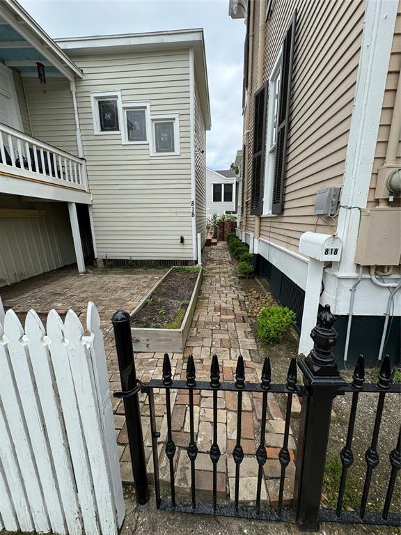 818 13th Street, Galveston, TX 77550 photo 2