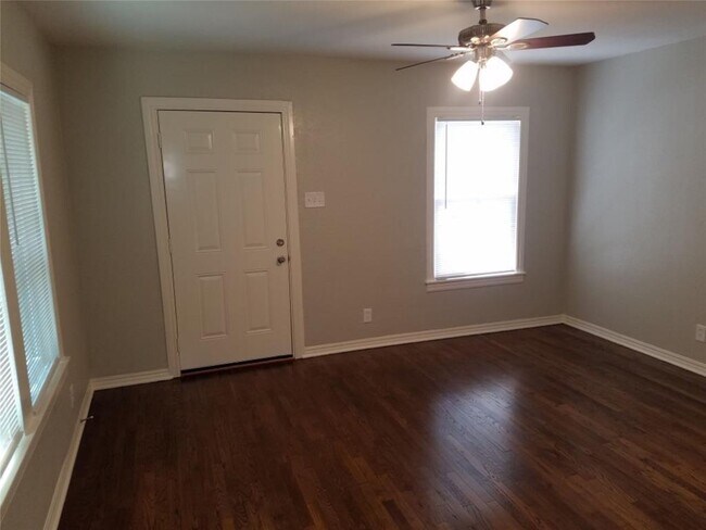 2909 Avenue A, Fort Worth, TX 76105 photo 2
