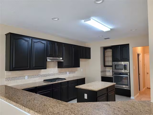 1404 Hummingbird Ct Crowley, TX 76036 photo 3