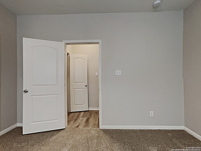 6147 Still Mdws San Antonio, TX 78222 photo 5