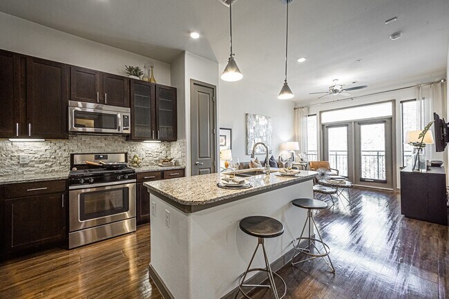 898 Threadneedle Street, Houston, TX 77079 photo 2