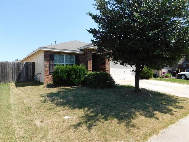 536 Hidden Dale Drive, Fort Worth, TX 76140 photo 2