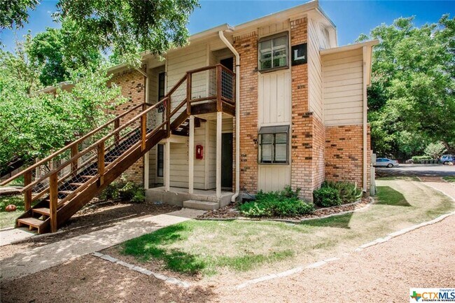 421 W San Antonio St San Marcos, TX 78666 photo 2