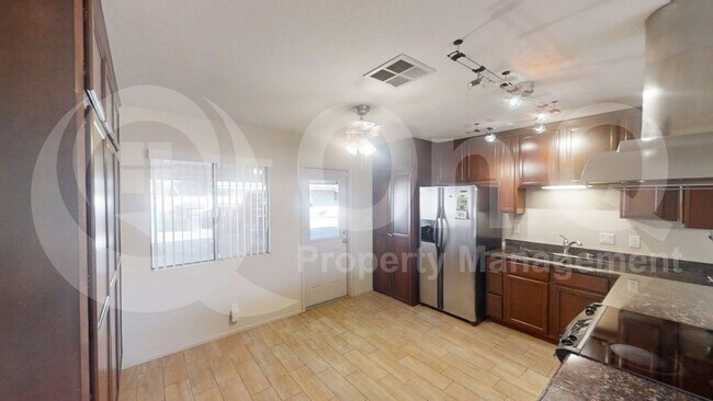 Discover this Charming 2-Bedroom - Tempe - Close to Mill Ave photo 2