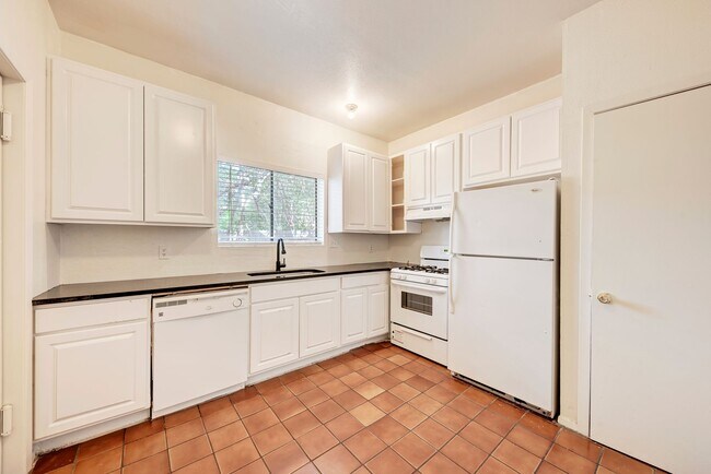 3102 Cedar St Austin, TX 78705 photo 2