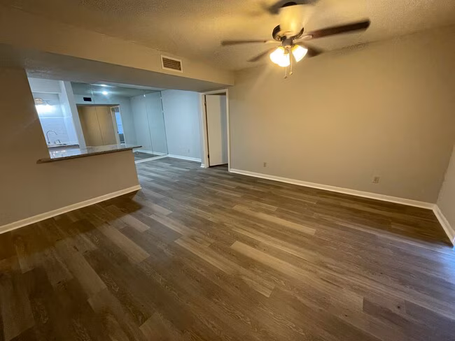 904 University Oaks Blvd College Station, TX 77840 photo 2