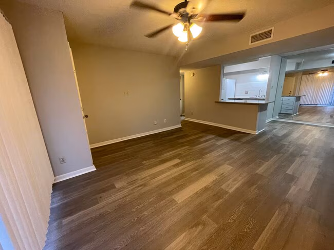 904 University Oaks Blvd College Station, TX 77840 photo 3