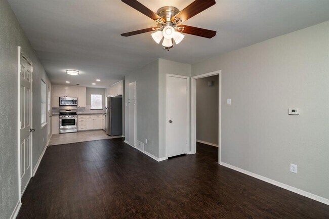 3933 Stanley Avenue, Fort Worth, TX 76110 photo 4