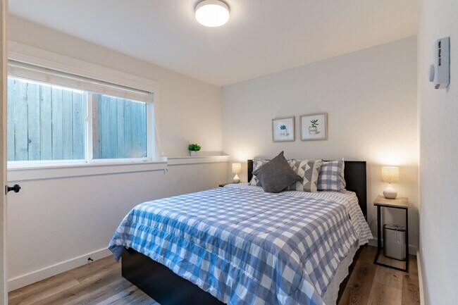 906 N 101st St Seattle, WA 98133 photo 2