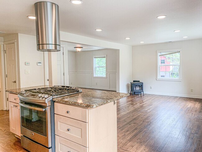 2718 E Olive St Seattle, WA 98122 photo 3