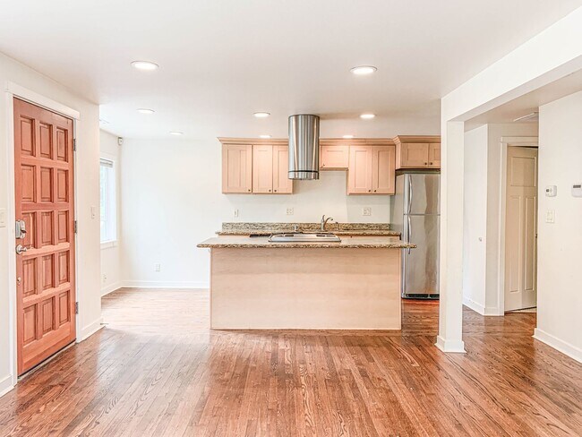 2718 E Olive St Seattle, WA 98122 photo 2