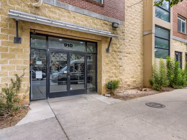 910 W 25th St Austin, TX 78705 photo 2