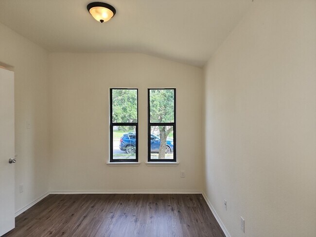 704 Big Sur Trail Taylor, TX 76574 photo 3