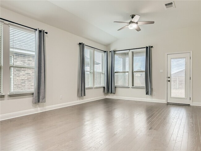 1005 McCormick Cv Hutto, TX 78634 photo 3