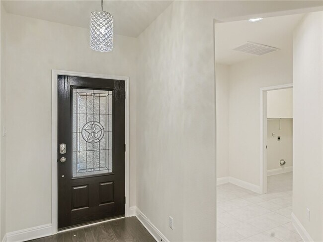 1005 McCormick Cv Hutto, TX 78634 photo 2