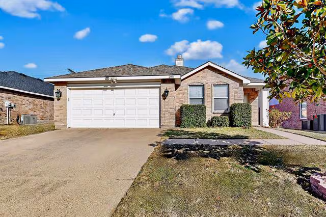 2016 Swenson Ct Grand Prairie, TX 75052 photo 2