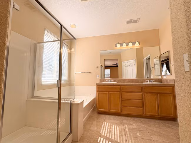 Beautiful 3 Bed 2 Bath +Den Home In Brentwood with SOLAR photo 3