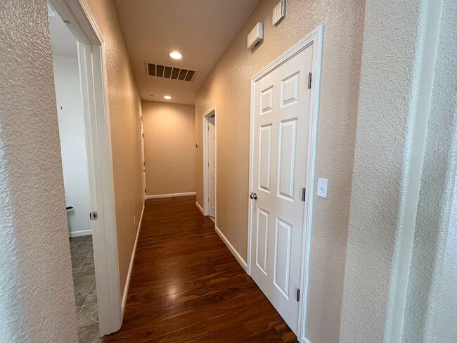Beautiful 3 Bed 2 Bath +Den Home In Brentwood with SOLAR photo 2