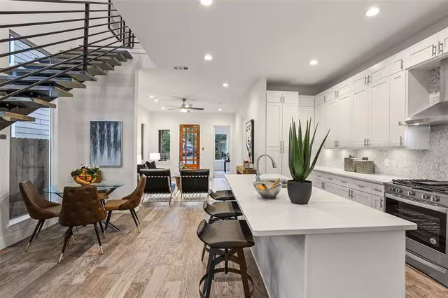 933 W Eighth St Dallas, TX 75208 photo 4