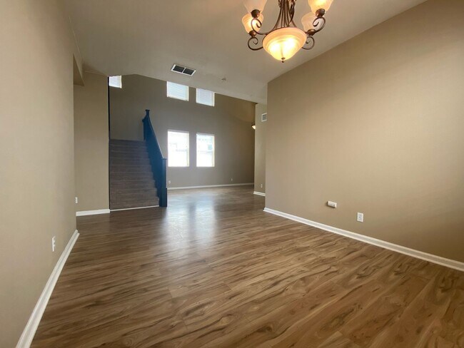 4 Bedroom 3 Bath Lovely Home photo 5