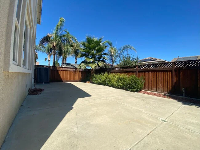 4 Bedroom 3 Bath Lovely Home photo 3