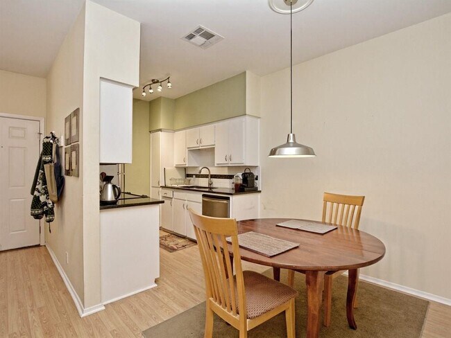 106 E 30th St Austin, TX 78705 photo 4