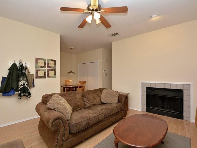 106 E 30th St Austin, TX 78705 photo 3
