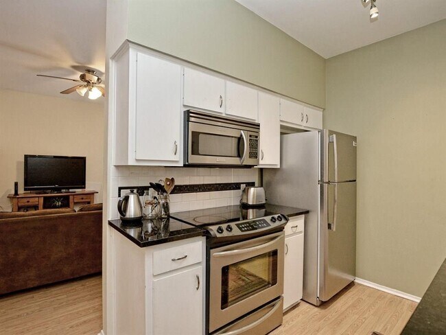 106 E 30th St Austin, TX 78705 photo 5