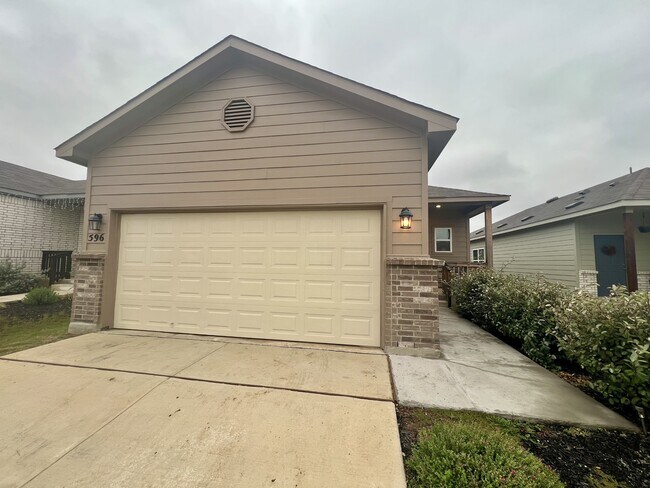 596 Jennifer Wy New Braunfels, TX 78130 photo 2