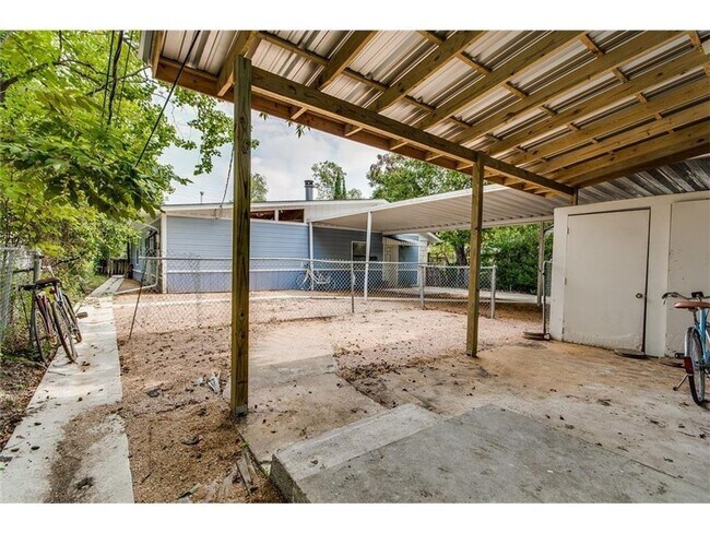 404 Franklin Blvd photo 4