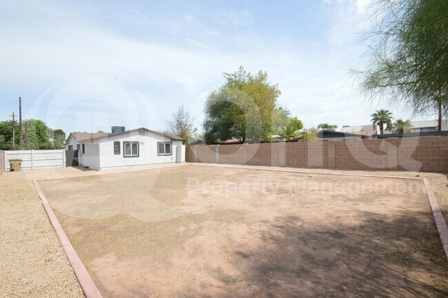 3225 East Earll Drive