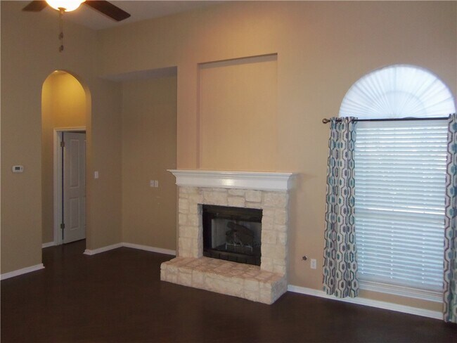 8916 Colberg Dr Austin, TX 78749 photo 4