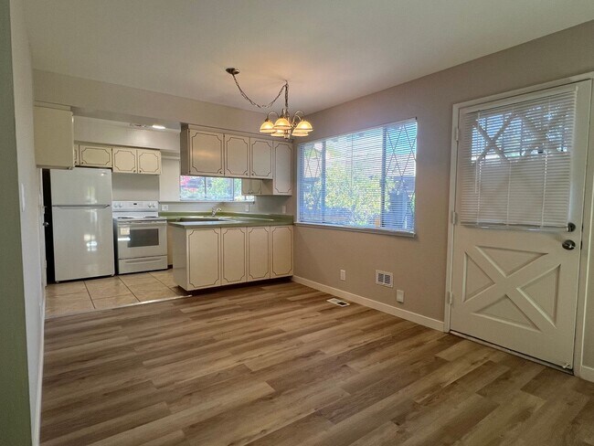 313 Carriage Drive, Santa Clara, CA 95050 photo 4