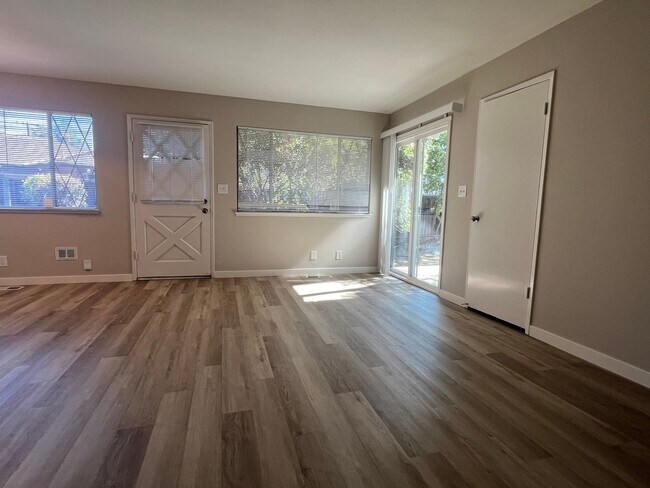 313 Carriage Drive, Santa Clara, CA 95050 photo 5