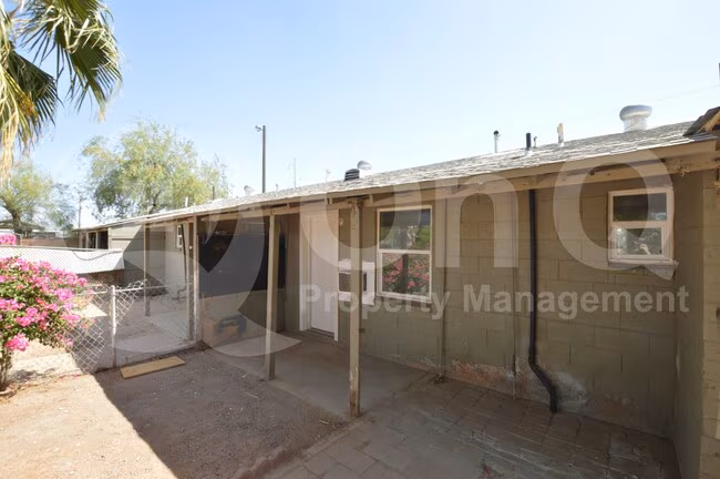 7040 Grand Ave Glendale, AZ 85302 photo 4