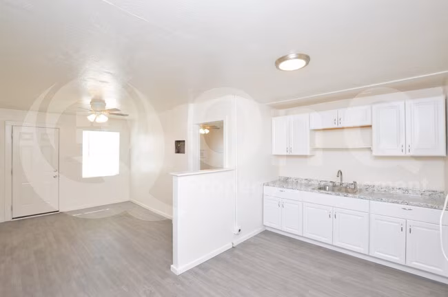 7040 Grand Ave Glendale, AZ 85302 photo 3