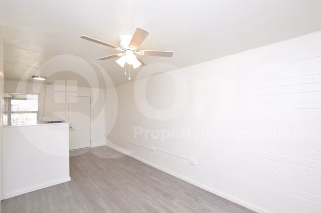 7040 Grand Ave Glendale, AZ 85302 photo 2