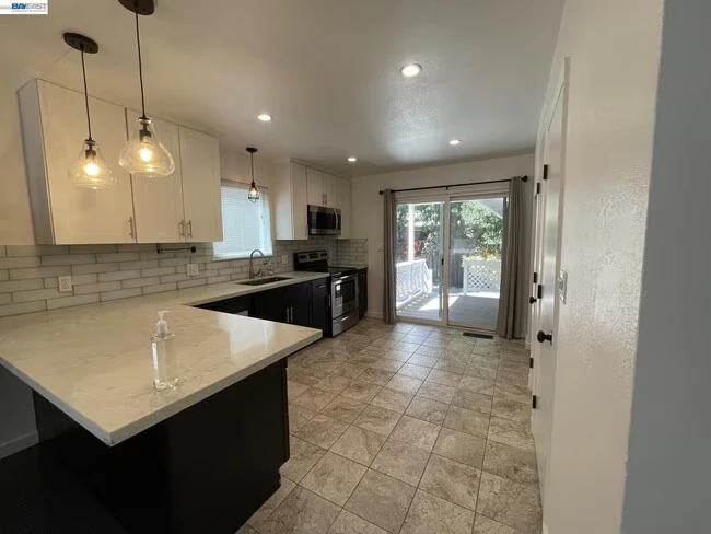 808 14th St Oakland, CA 94607 photo 2