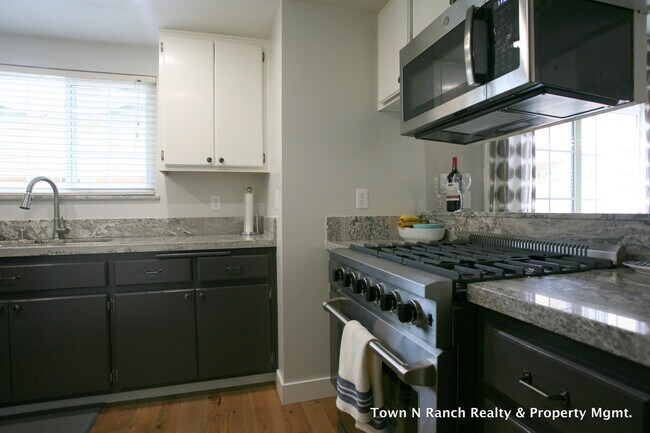 3Br 2 1/2Ba, 2 Story Condo Avail May 1st short term lease photo 4
