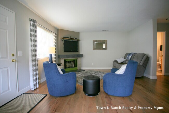 3Br 2 1/2Ba, 2 Story Condo Avail May 1st short term lease photo 3