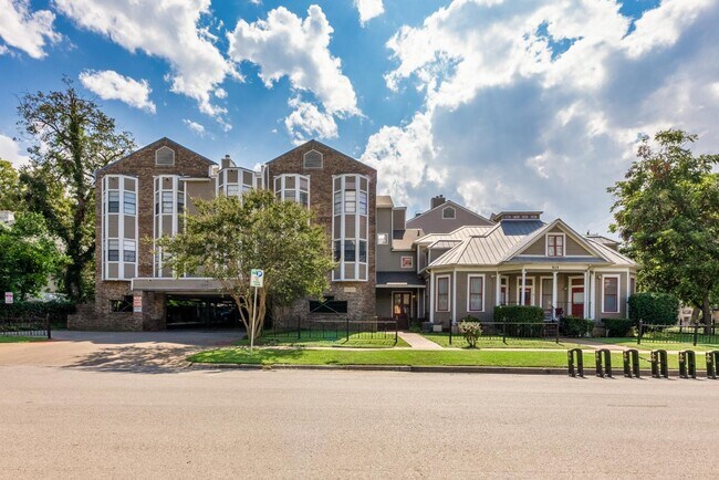 915 W 23rd St Austin, TX 78705 photo 2