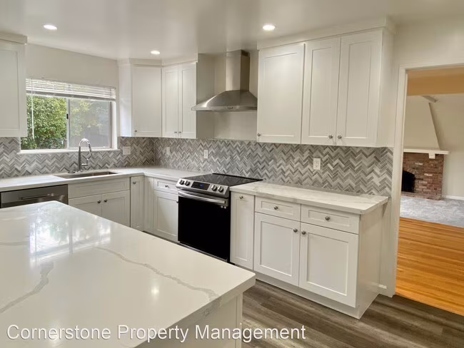 884 Lusterleaf Dr photo 2